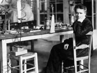 Marie Sklodowka Curie (1867 - 1934) en su laboratorio en 1900.