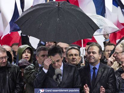 Mitin de Fillon este domingo en París. En vídeo, Fillon reconoce que fue un error contratar a su esposa.