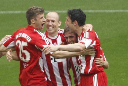 Los jugadores del equipo alemán celebran el primer gol de Müller