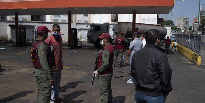 Miembros de la Guardia Nacional Bolivariana en una gasolinera en Petare (Caracas).