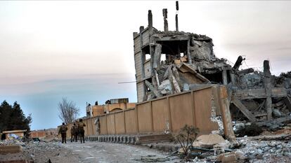Hasaka (Syrian Arab Republic), 26/01/2022.- Fighters of Syria Democratic Forces (SDF) walk amid damage of Ghwayran prison in Hassakeh, northeastern Syria, 26 January 2022. The US-backed Syria Democratic Forces (SDF) on 26 January announced they had recaptured Ghwayran prison in Hassakeh a week after IS fighters attacked the prison in al-Hasaka. Fighters of the jihadist militia referring to itself as Islamic State (IS) on 20 January attacked and took control over the prison to break out thousands of its imprisoned members. (Atentado, Siria, Estados Unidos) EFE/EPA/AHMED MARDNLI