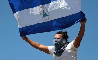 Un manifestante hondea la bandera de Nicaragua el sábado en Managua.