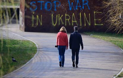 Un grafiti en Berlín pide el fin de la guerra en Ucrania