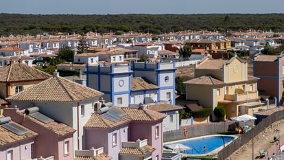 Viviendas con piscina en Matalascañas, con el parque nacional de Doñana al fondo.