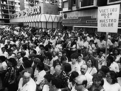 Manifestación frente al centro comercial Hipercor en junio 1987, dos días después de que ETA matara a 21 personas. 