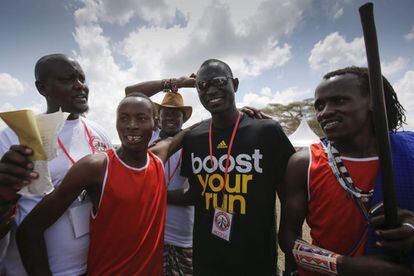Los dos primeros ganadores de una carrera de cinco kilómetros recibieron boletos para el maratón de Nueva York de 2015. Los Juegos Olímpicos de Maasai, celebrados por primera vez en 2012, fueron organizados por líderes tribales y por el grupo de conservación de vida silvestre 'Big Life Foundation "para detener la matanza de leones y otros animales salvajes". Un joven masai, el segundo por la izquierda, que ganó la carrera de los 800 metros lisos, es felicitado por el medallista de oro de 800m de Kenia David Rudisha (el segundo por la derecha) después de la competición durante los Juegos Olímpicos de Maasai 2014.