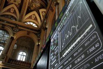 Vista del panel de la Bolsa de Madrid que refleja la evoluci&oacute;n del principal indicador de la bolsa espa&ntilde;ola, el IBEX 35.
