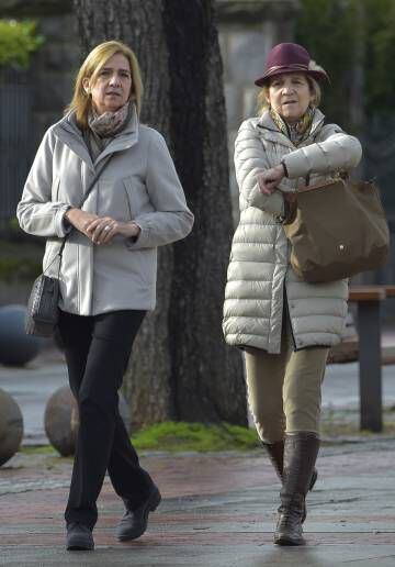 Las infantas Cristina y Elena, en Vitoria, las navidades pasadas.