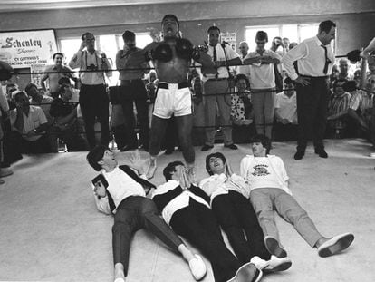 Cassius Clay (antes de cambiar su nombre) en Miami en 1964 con los Beatles: Paul McCartney, John Lennon, George Harrison y Ringo Starr.