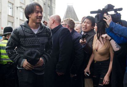 El delantero japonés Shinji Okazaki del Leicester City es aclamado por los fans que esperan su llegada en el centro de Leicester. 