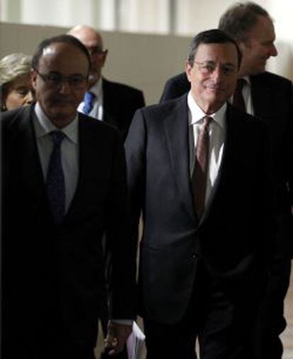 El gobernador del Banco de Espa&ntilde;a, Luis Mar&iacute;a Linde, junto al presidente del BCE, Mario Draghi.