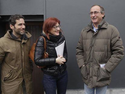 Borja Sémper, Maite Pagazaurtundua y Alfonso Alonso en Andoain minutos antes del homenaje a Joseba Pagazaurtundua, asesinado por ETA. 