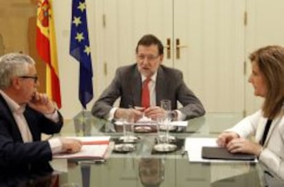 El presidente del Gobierno, Mariano Rajoy (c), acompa&ntilde;ado por la Ministra de Empleo, F&aacute;tima Ba&ntilde;ez (d), y el secretario general de CC OO y presidente de turno de la Confederaci&oacute;n Europea de Sindicatos (CES), Ignacio Fern&aacute;ndez Toxo, durante la reuni&oacute;n que celebr&oacute; hoy en el Palacio de La Moncloa.