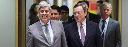 El nuevo presidente del Eurogrupo, Mário Centeno (izquierda), y el presidente del BCE, Mario Draghi.