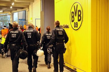 Un grupo de policías recorre el estadio Signal Iduna Park del Borussia de Dortmund.