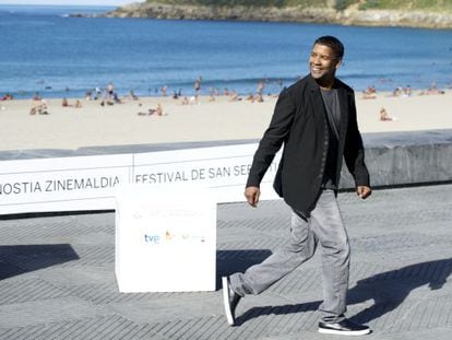 El actor Denzel Washington caminando junto a la playa de La Zurriola, en San Sebasti&aacute;n.
