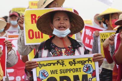 Un grupo de manifestantes muestra carteles contra la junta militar este viernes en Mandalay.