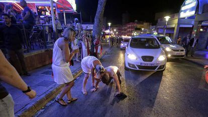 Un turista se apoya en el suelo en estado de embriaguez, en Magaluf.