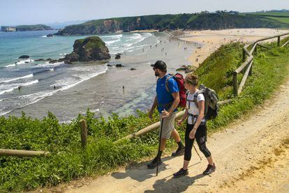 El Camino de la Costa a su paso por la playa asturiana de Peñarronda. 