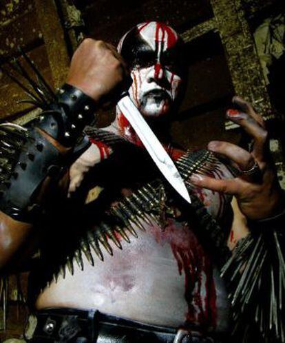 El diputado de Aurora Dorada, Yorgos Germenis, caracterizado para una actuación de su grupo de 'Black metal', Naer Mataron.