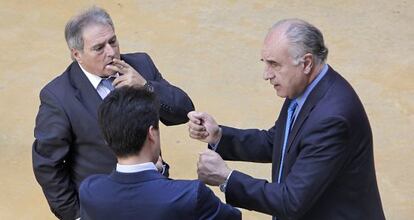 Alfonso Rus y Rafael Blasco en un receso del debate.