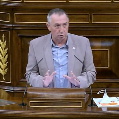 Baldoví detiene su discurso, hace un inciso, nombra a Abascal y la cámara enfoca a Vox