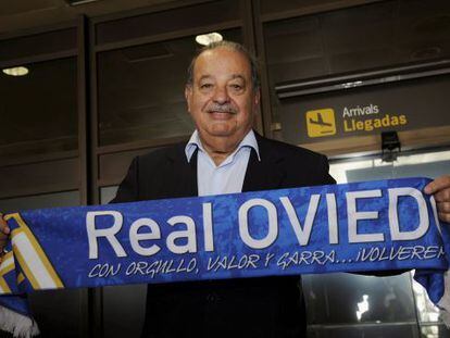 El millonario mexicano Carlos Slim posa con la bandera del Oviedo