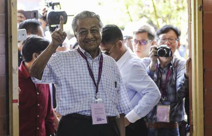 Mahathir Mohamad, candidato a primer ministro, tras votar este miércoles.