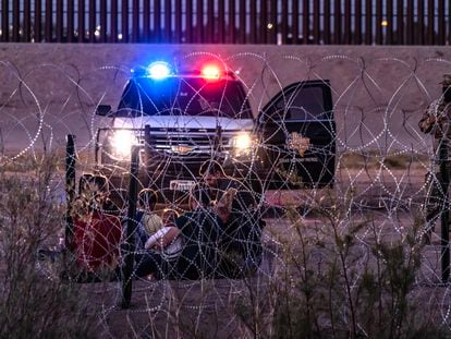 Una familia de migrantes es detenida por elementos de la patrulla fronteriza de Estados Unidos, al cruzar el Río Bravo, desde Ciudad Juárez, la noche del 11 de mayo de 2023