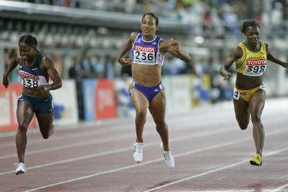 Lauryn Williams (a la izquierda) supera a Christine Arron y a Veronica Campbell.