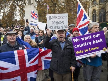 Manifestantes pro-Brexit protestan frente a las Casas del Parlamento en Londres, Reino Unido. 