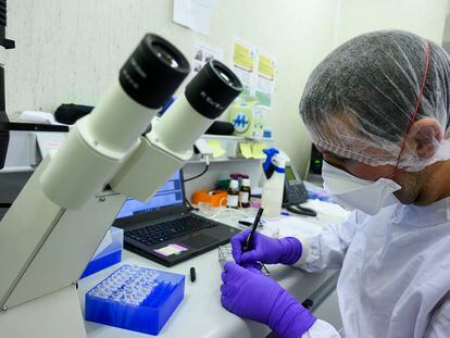 Urtzi Garaigorta con tubos del virus de la hepatitis B en el laboratorio de seguridad P3 del Centro Nacional de Biotecnología del CSIC.