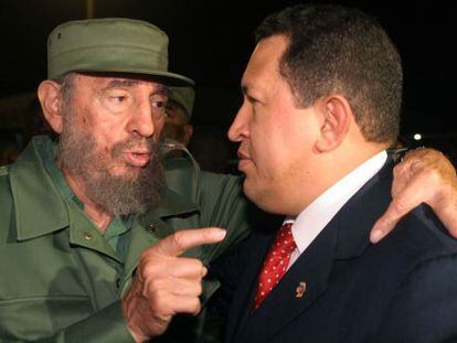 El expresidente cubano Fidel Castro conversa con su hom&oacute;logo venezolano, Hugo Ch&aacute;vez, en una imagen de 2006. 
