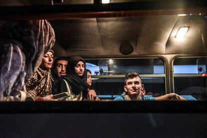 El grupo de Um Alí está formado por sus cuatro hijos y Hamzi y Ayman, los dos jóvenes a los que ha acogido. El trayecto en barco desde Líbano a Turquía dura 24 horas. Ahora se dirigen en furgoneta hacia Mersin, donde harán escala hasta Esmirna. Allí deberán negociar con los traficantes para poder llegar a Grecia.
