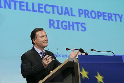 El comisario de Libertad, Seguridad y Justicia, Franco Frattini, durante la presentación de la nueva directiva.