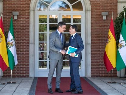 El presidente Pedro Sánchez recibe en La Moncloa al presidente andaluz, Juan Manuel Moreno.