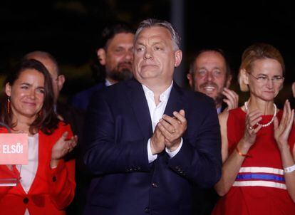 Viktor Orbán se dirige a sus seguidores en Budapest tras el anuncio de los resultados de las elecciones europeas.