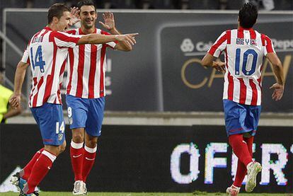 El centrocampista del Atlético de Madrid, Gabi, celebra su gol contra el Vitoria de Guimarâes.