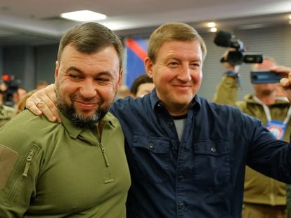 El autoproclamado líder de la región de Donetsk, Denis Pushilin (izquierda), y el secretario del Consejo General del partido Rusia Unida, Andrey Turchak, este martes en Donetsk
