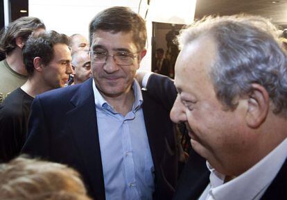El lehendakari en funciones y candidato a la reelección Patxi López (i) es consolado por el histórico dirigente socialista Txiki Benegas (d), tras conocer los resultados de las elecciones al Parlamento Vasco.