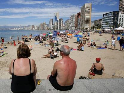  Turistas en la playa de Benidorm (Alicante), en una imagen de archivo. 