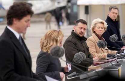 El presidente ucranio, Volodímir Zelenski, escucha al primer ministro canadiense, Justin Trudeau, durante una ceremonia en el aeropuerto de Hostomel en Kiev este sábado.