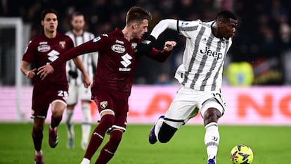 Paul Pogba conduce el balón ante Jacopo Segre, del Torino, este martes.