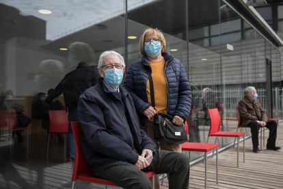 14/04/2021 - Barcelona - Vacunacion de septuagenarios con la vacuna Pfizer en el Parque Tecnologico de Barcelona Activa del barrio de La Guineueta de Barcelona. En la imagen Francisco Garcia y Maria Celades. Foto: Massimiliano Minocri