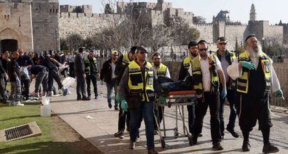 Traslado del cad&aacute;ver de uno de los palestinos abatidos tras un ataque en Jerusal&eacute;n.