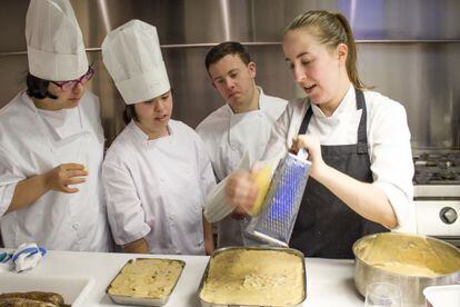 Iria Espinosa, jefa de cocina de Árbore, con sus alumnos