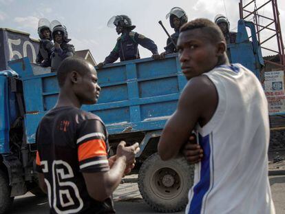 La policía patrulla un barrio de Goma (RD Congo) después de que manifestantes intentaran bloquear la carretera con rocas, este lunes.