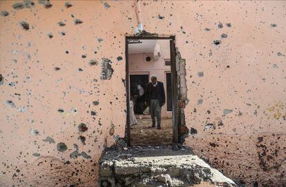 Una familia camina dentro de su casa dañada en el distrito Sur en Diyarbakir. Turquía ha estado librando una ofensiva sin cuartel contra los bastiones del PKK en el sureste del país y en el norte de Irak tras la caída en julio de una tregua de dos años con los rebeldes .