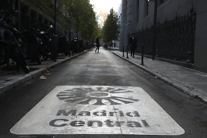 Una pintura de Madrid Central en una de las calles del centro de la capital, en la calle de los Madrazo.
