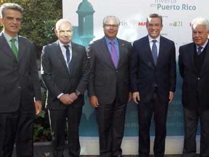 Santiago Miralles, director de la Casa América; Antonio Caño, director de El País; Alberto Bacó, secretario de Desarrollo Económico y Comercio de Puerto Rico; Alejandro García Padilla, Gobernador de Puerto Rico; Felipe González, expresidente del Gobierno español, y Juan Luis Cebrián, presidente del grupo PRISA.